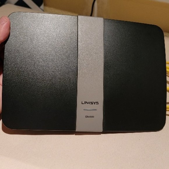 Cisco Linsksy EA4500 Dual Band Wi-Fi Wireless Router - Picture 3 of 4